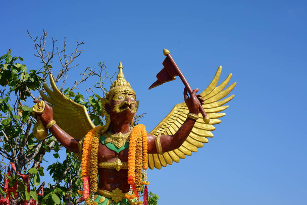  Krut-Statue am Brahma-Hof Stätten der Verehrung des thailändischen Volkes ist die wichtigste Touristenattraktion von Hat Yai - Foto, Bild