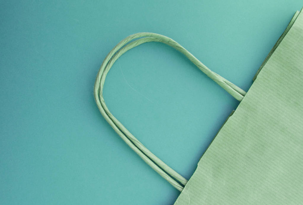 Concept de zéro déchet, sac en papier réutilisable pour le shopping, plastique gratuit, fond vert, vue de dessus - Photo, image