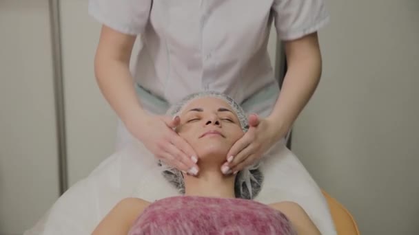 Ženská masáž obličeje v lázeňském salonu. - Záběry, video