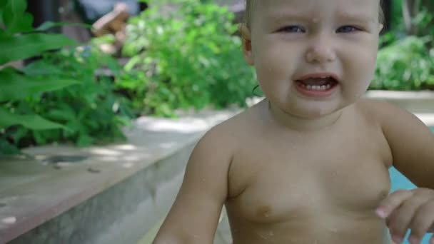 Portret van een babymeisje, huilen, handelend op, weergegeven: ergernis, close-up - Video