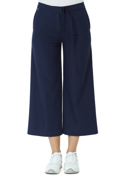 lato niebieski culottes spodnie na modelu z trampki buty blisko - Zdjęcie, obraz