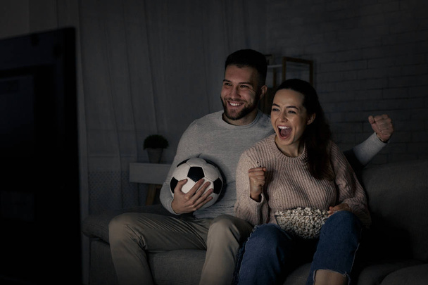 L'objectif. Couple regardant match de football à la télévision
 - Photo, image