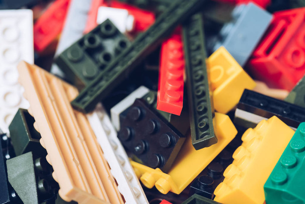 Київ, Україна-15 березня 2019: селективний акцент барвистих розрізнених пластикових блоків LEGO - Фото, зображення