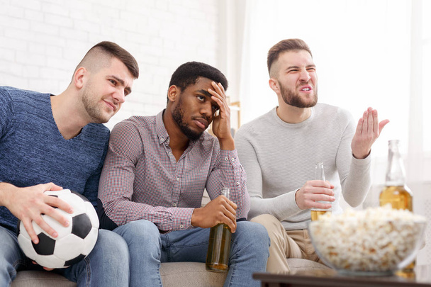 Spiel verloren. Verärgerte Freunde beobachten Fußballspiel - Foto, Bild