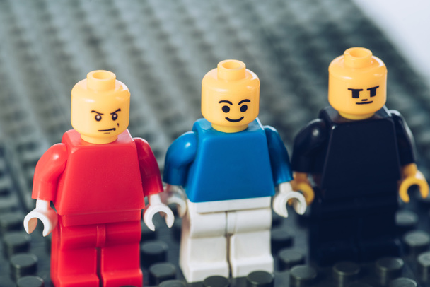 Київ, Україна-15 березня 2019: селективний фокус червоних, синіх і чорних мініфігур LEGO з різними виразами обличчя - Фото, зображення