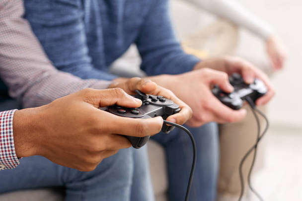 Άνδρες που παίζουν βιντεοπαιχνίδια, έχοντας διασκέδαση στο σπίτι - Φωτογραφία, εικόνα