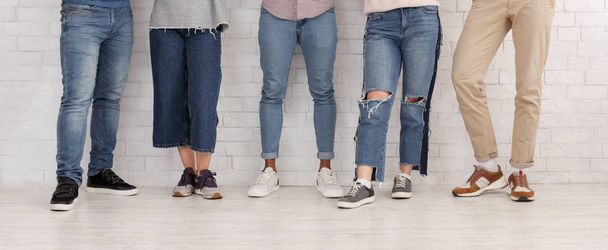 Τα πόδια των φίλων. Νέοι άνθρωποι με τζιν και παντελόνια - Φωτογραφία, εικόνα