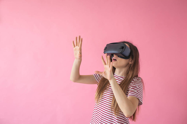 La mujer con gafas VR
 - Foto, Imagen