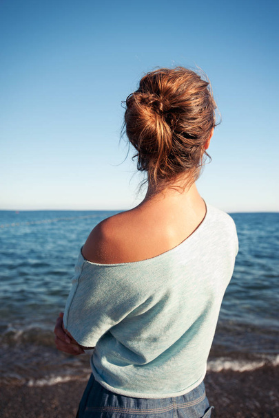 Jovem bela adolescente contemplando Mar Mediterrâneo
 - Foto, Imagem