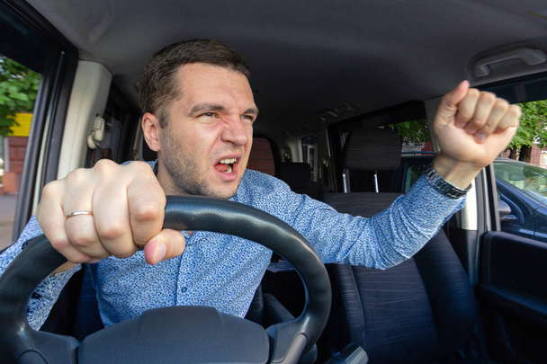 Συναισθηματικό κακό άτομο. Ο οδηγός του αυτοκινήτου φωνάζει σε κάποιον  - Φωτογραφία, εικόνα