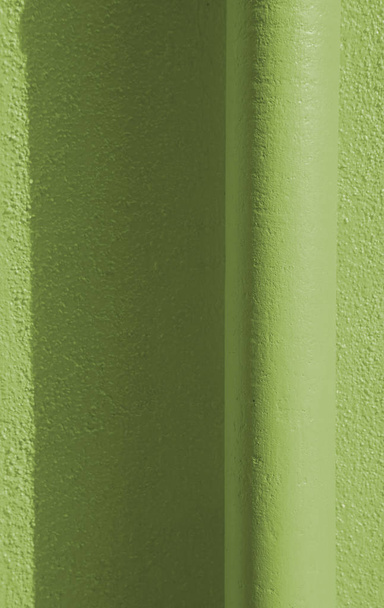 canalón verde en la pared verde
 - Foto, imagen