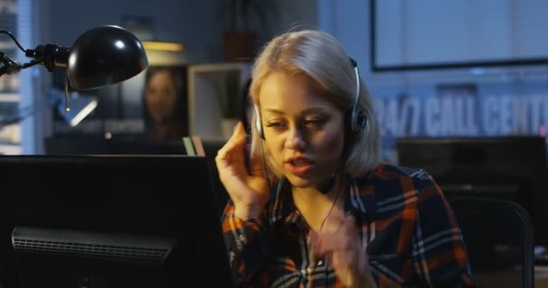 Duas mulheres a trabalhar num call center
 - Filmagem, Vídeo