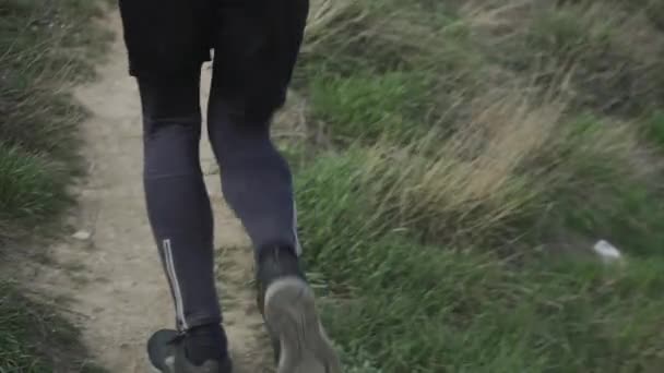 Güneşli bir gün tepede sırt çantası eğitimi ile genç erkek Trail Runner - Video, Çekim