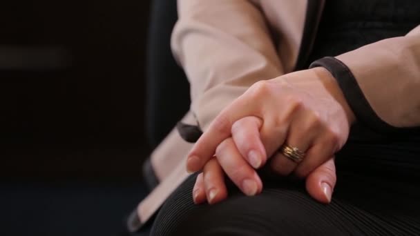 Handen van jonge nerveuze vrouw in zitting door psycholoog. Oudere vrouw op sofa wrijven handen, overweldigende problemen. Lichaamsdeel. Wacht proces - Video