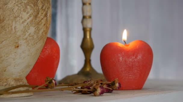 A dekoráció. Égő gyertya egy apple formájában. A tűz kialszik, füst. - Felvétel, videó