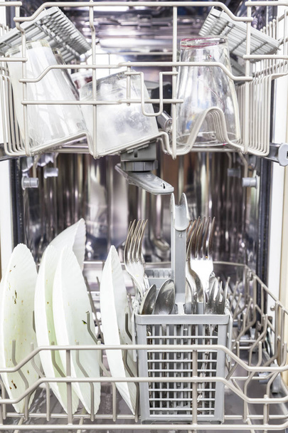 piszkos edények a mosogatógépben - Fotó, kép