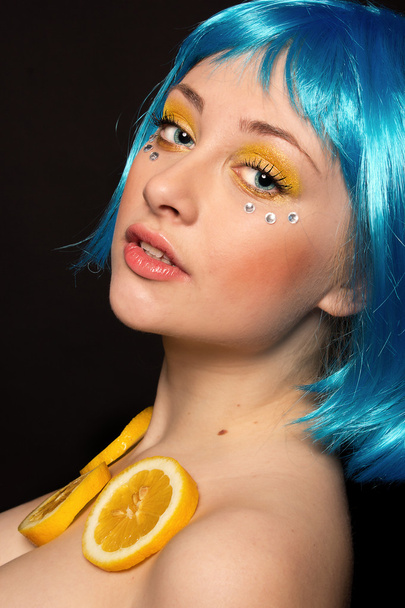 Nő a kék paróka, citrom - Fotó, kép