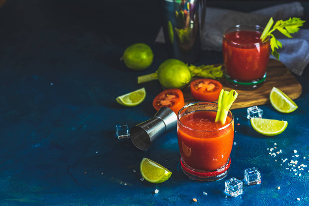 Coquetel Bloody Mary em copos de bebida de porção
 - Foto, Imagem