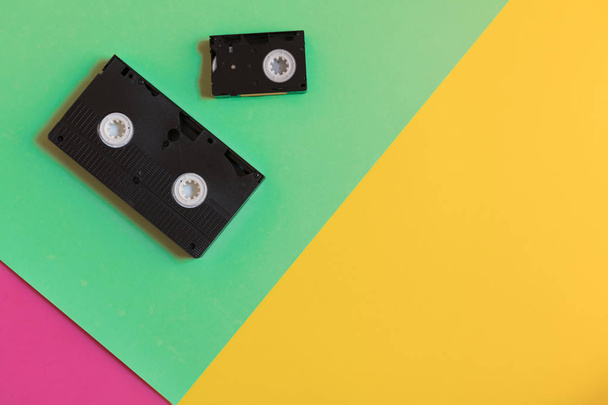 két retro néhány videokazetta onthree színes papír háttérben. Lapos feküdt kép, minimális koncepció - Fotó, kép