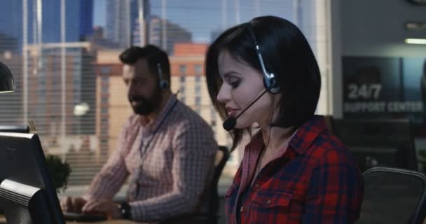 Žena pracující u stolu v call centru - Záběry, video