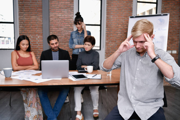 Liikeidea. Liikemiehet ovat stressaantuneita töissä. Liiketoimet
 - Valokuva, kuva