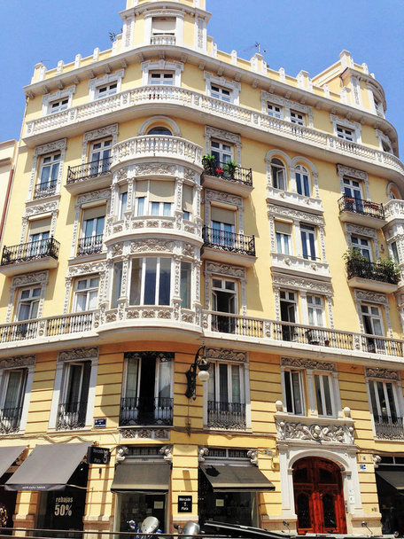Fachadas de hermosas casas en las calles de la ciudad de Valencia soleada España
 - Foto, Imagen