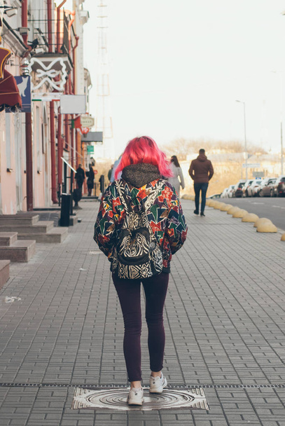 Roztomilý bokovky dívka s růžovými vlasy je chůze po celém městě, světlé neformální oblečení, stylový batoh. Koncept móda ulice, - Fotografie, Obrázek