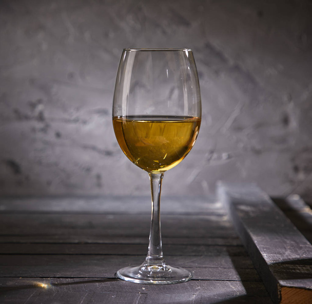vin blanc froid en verre à vin sur fond gris, gros plan
   - Photo, image