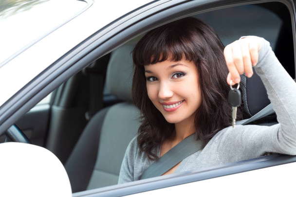 Młoda kobieta szczęśliwy kierowca trzymaj kluczyki do samochodu w jej nowy samochód - Zdjęcie, obraz