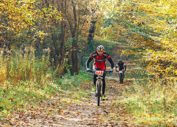 14. října 2018, Minsk, Bělorusko.2018 Olympijský běžecký pohár XCO v Medvezhinu Muž na kole po lesní stezce - Fotografie, Obrázek