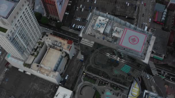 Aerial tilt up reveal Downtown Los Angeles CA 4k - Materiał filmowy, wideo
