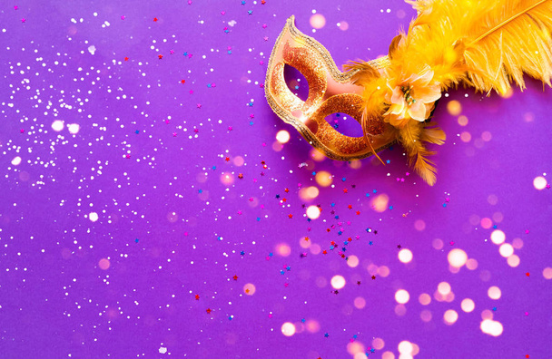 Máscara de carnaval sobre fondo púrpura con efecto borroso
.  - Foto, imagen