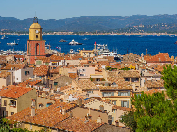 Une vue d'ensemble de la ville de Saint Tropez
. - Photo, image