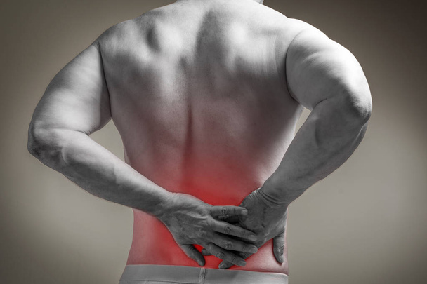Muscle man met pijn in zijn rug - Foto, afbeelding