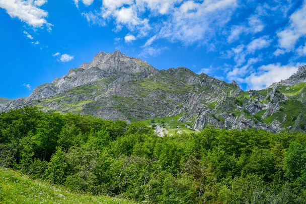 Гран-СаСО — мережа гір, Праті-де-TiVo, провінція Терамо, регіон Абруццо, Італія - Фото, зображення