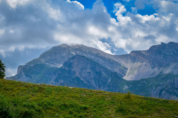 Огляд, який захоплює гірський ланцюг Гран-СаСО розташований в національному парку Гран-СаСО в Праті-ді-TiVo, провінція Терамо, регіоні Абруццо Італія - Фото, зображення