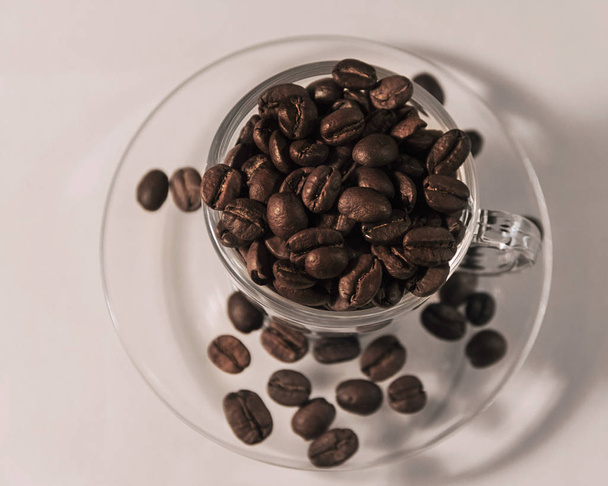 Geurige gebrande bruin koffie in een kopje - Foto, afbeelding