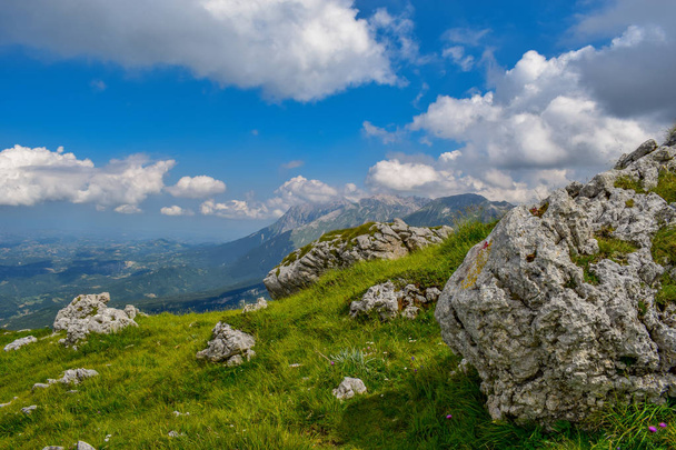 Katsaus vuoristoketjuun Gran Sasso, joka sijaitsee Gran Sasson kansallispuistossa Prati di Tivossa, Teramon maakunnassa, Abruzzon alueella Italiassa
 - Valokuva, kuva