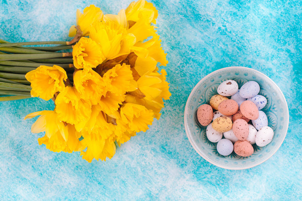 Húsvéti csokoládé fürj tojás, a világoskék háttér. - Fotó, kép