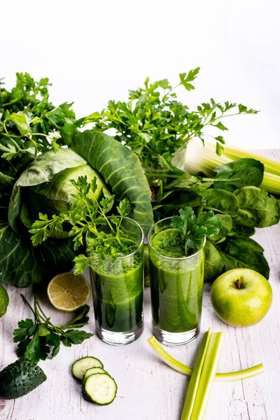 Zelené smoothie s ovocem a zeleninou na bílém pozadí dřevěná. - Fotografie, Obrázek