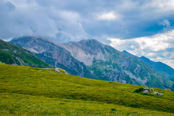 Una panoramica che cattura la catena montuosa del Gran Sasso situata nel Parco Nazionale del Gran Sasso a Prati di Tivo, provincia di Teramo, Abruzzo
 - Foto, immagini