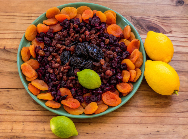 Βερίκοκα αποξηραμένα φρούτα, κράνμπερι, σταφίδες, δαμάσκηνα και λεμόνι - Φωτογραφία, εικόνα