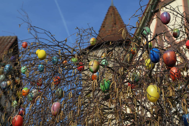 Huevos de Pascua en una fuente de la ciudad
 - Foto, Imagen