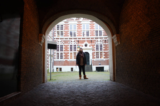 tradycyjny wewnętrzny dziedziniec otoczony przez wysokie i stare czerwone cegły. stary budynek, vintage holenderskim stylu. fascynujące budynku jako Uniwersytet amsterdam - Zdjęcie, obraz