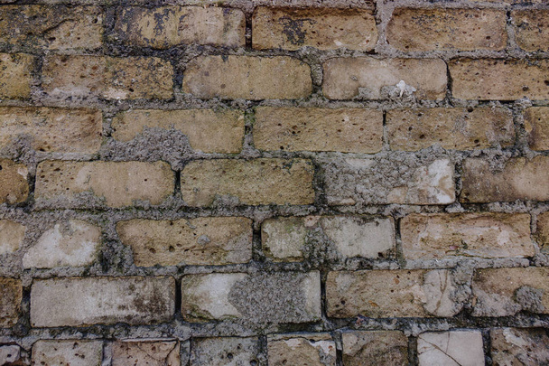 oude bakstenen muur en ontbrekende bakstenen in puin. - Foto, afbeelding