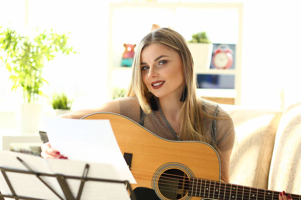 Millennial bella donna suonare la chitarra
 - Foto, immagini
