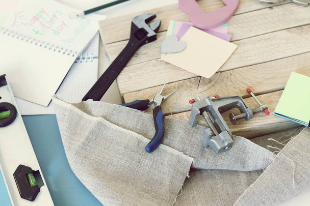 Herramientas, bigote de papel, bloc de notas, felicitación en una mesa de madera, vista superior, día del padre
 - Foto, Imagen
