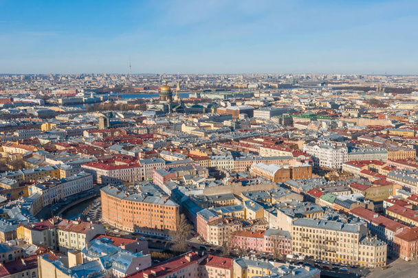 Telhados de vista aérea de casas antigas no centro de São Petersburgo, na distância Catedral de São Isaac, Fortaleza de Peter-Pavel
. - Foto, Imagem