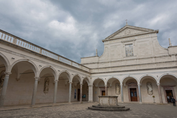 ABBZIA di Montecassino, Cassino, Lab, Italia. un monastero benefedettino sito sufsommit di Montecassino, nel Lab
. - Фото, изображение