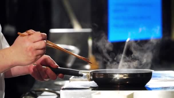 Šéfkuchař připraví jídlo v luxusní restauraci před hosty - Záběry, video